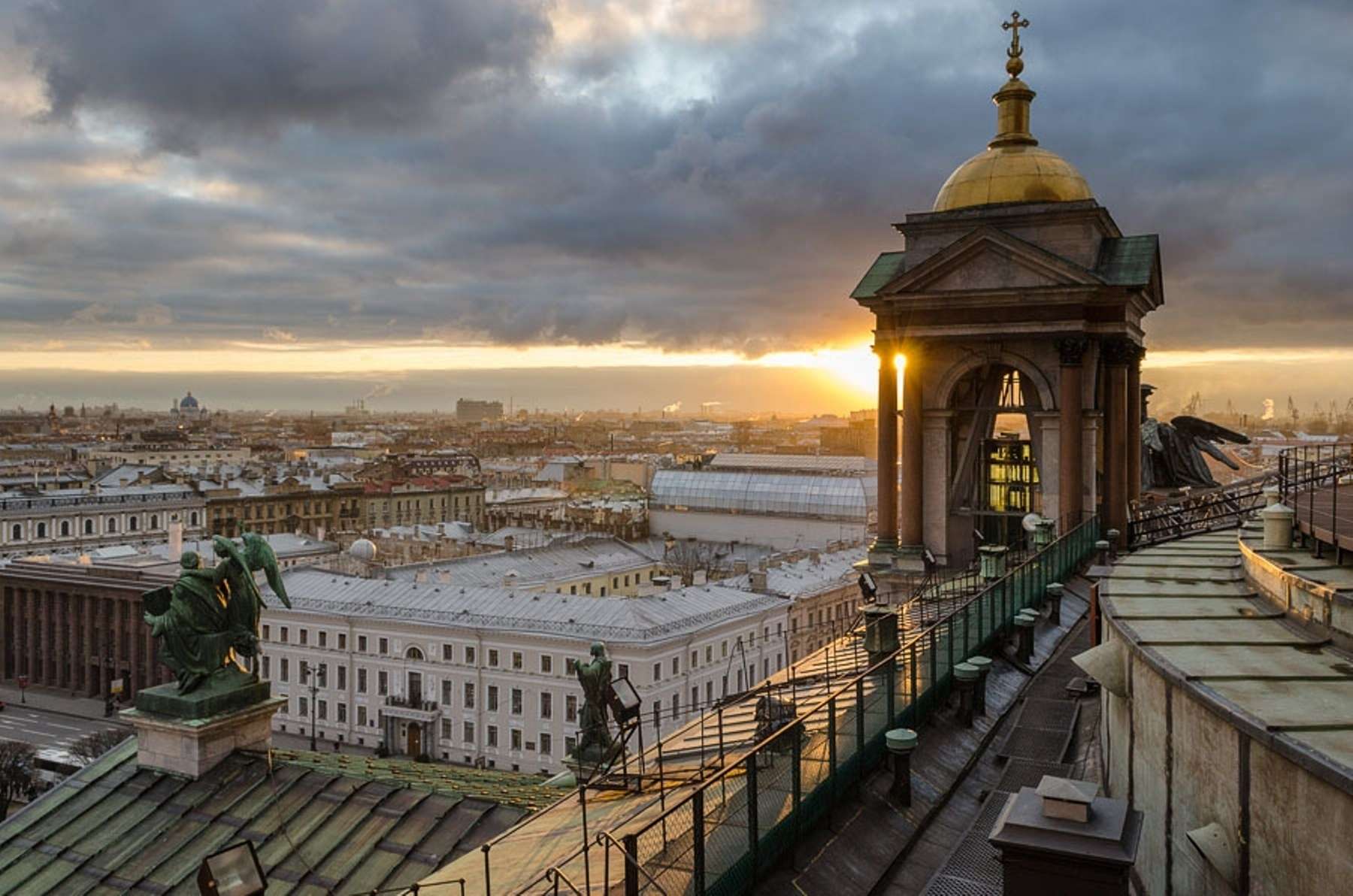 Взглянуть на Питер с высоты: площадки, прогулки по крышам